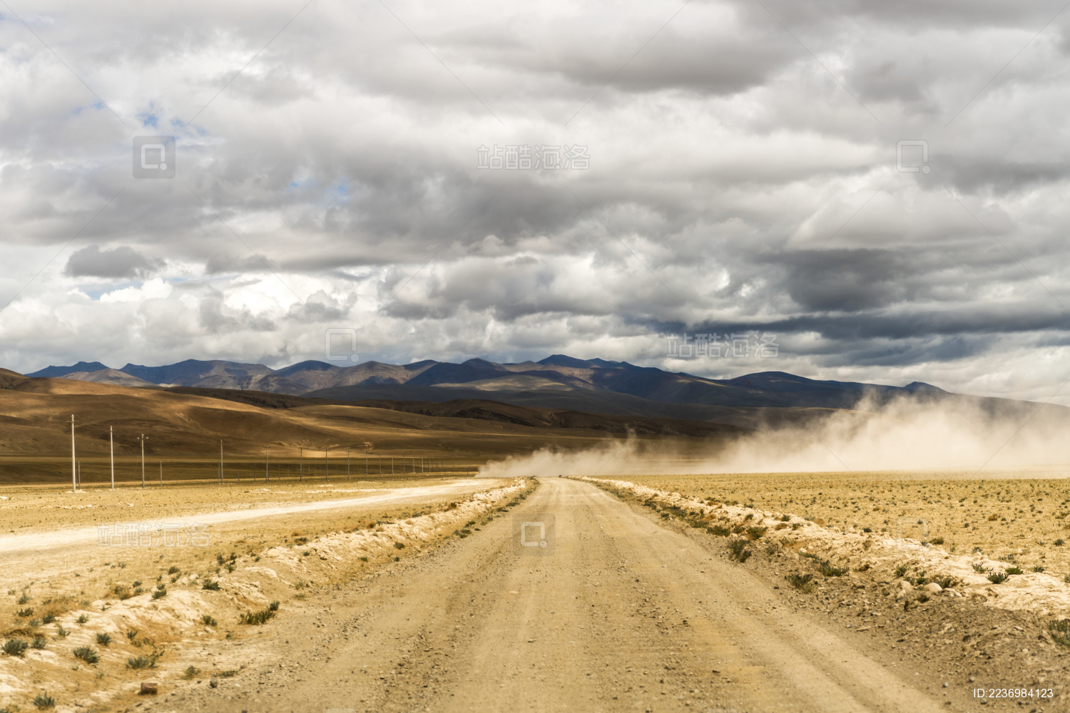 乌云密布黄沙袭来下时汽车飞驰而过后的扬沙风光