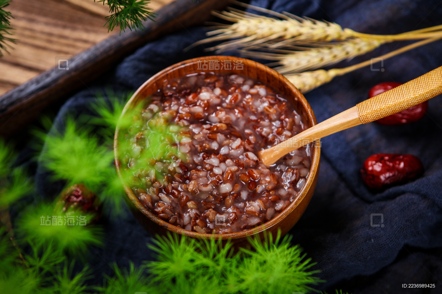 营养健康早餐美味的杂粮紫米粥