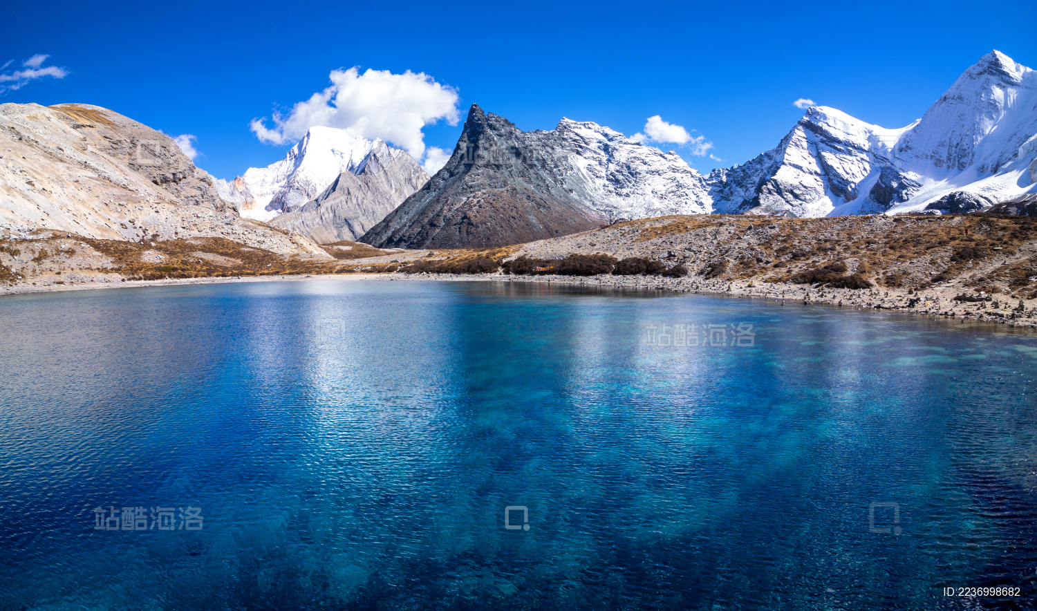 中国四川省稻城亚丁风景区的牛奶海秋季风光