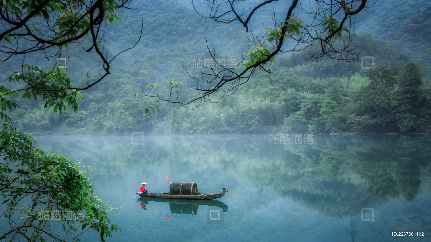 中国湖南省郴州市小东江风景区雾漫小东江风光