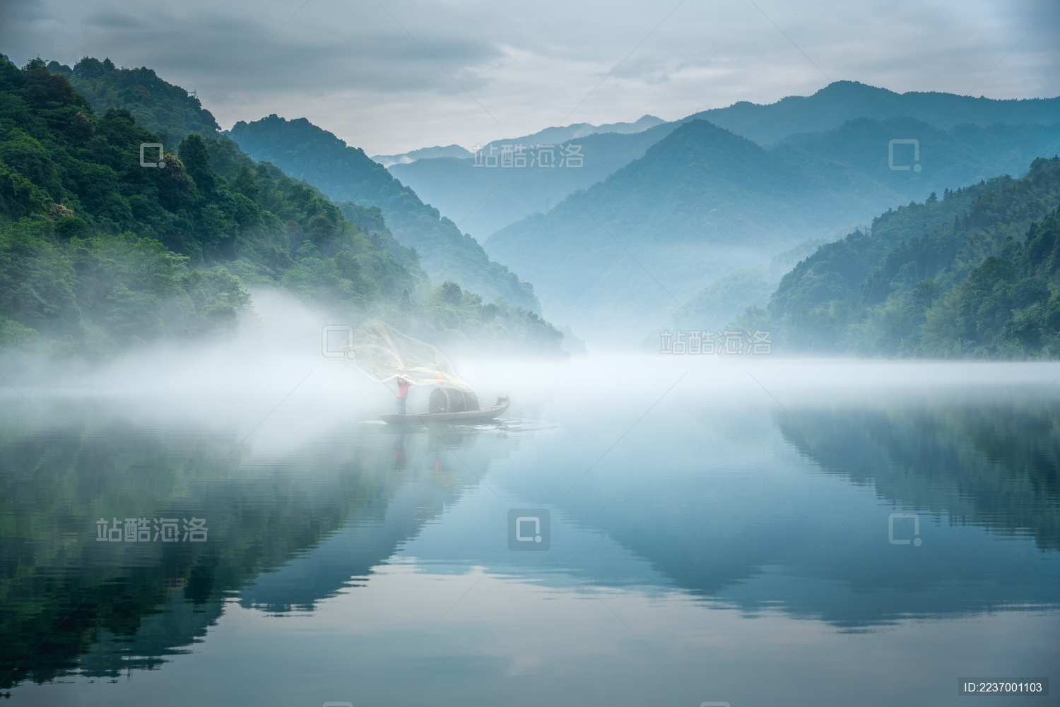 中国湖南省郴州市小东江风景区雾漫小东江风光