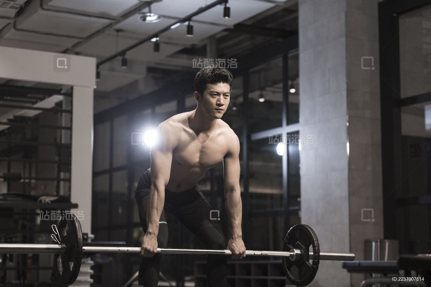 青年男子在健身房举重