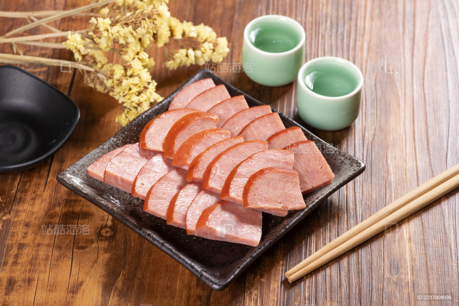 松仁小肚摆放在深色盘子中