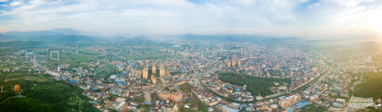 清晨航拍中国广东省韶关市翁源县城龙仙镇日出全景