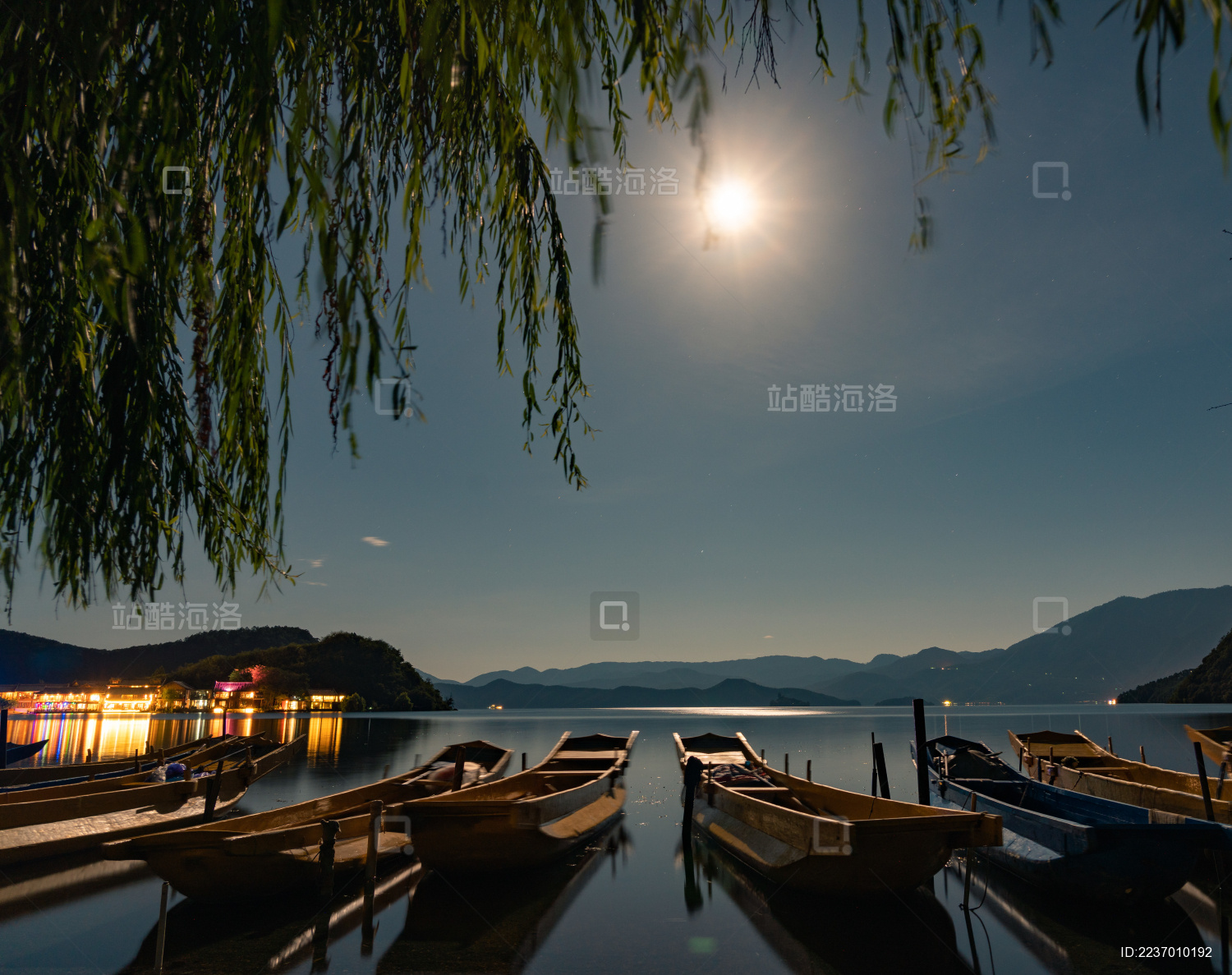 云南泸沽湖里格半岛满月夜景