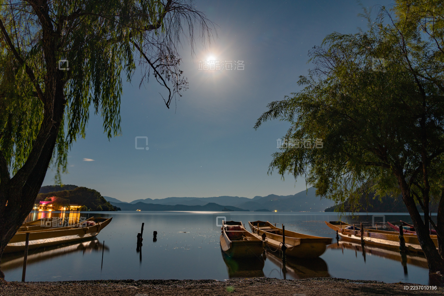 云南泸沽湖里格半岛满月夜景
