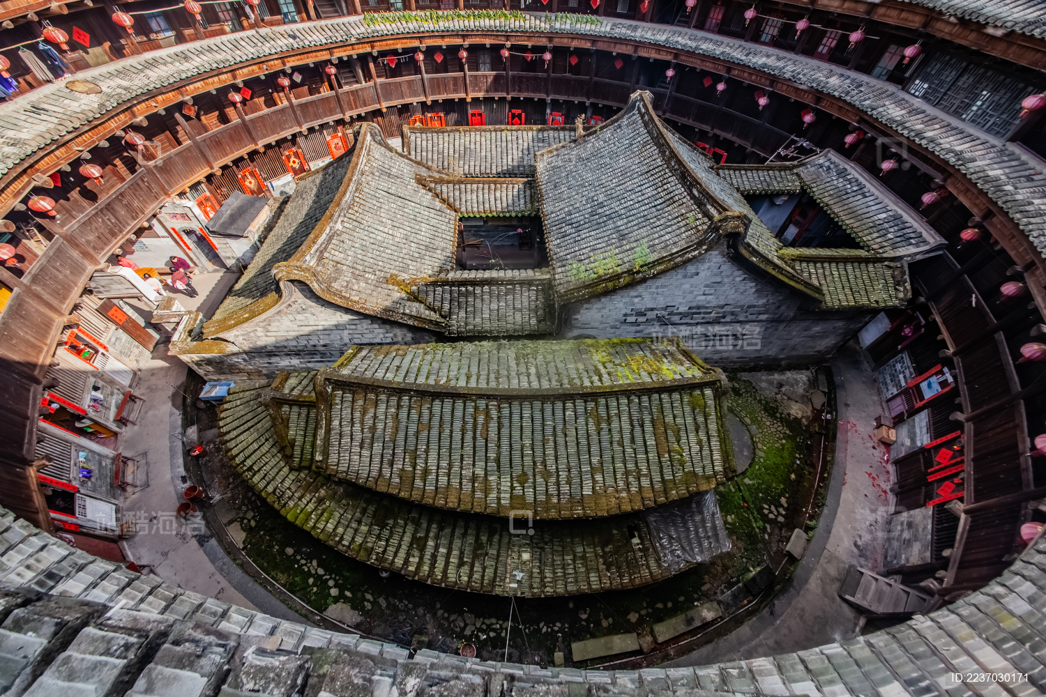 福建省龙岩市永定区湖坑镇新南村衍香楼圆型土楼建筑景观