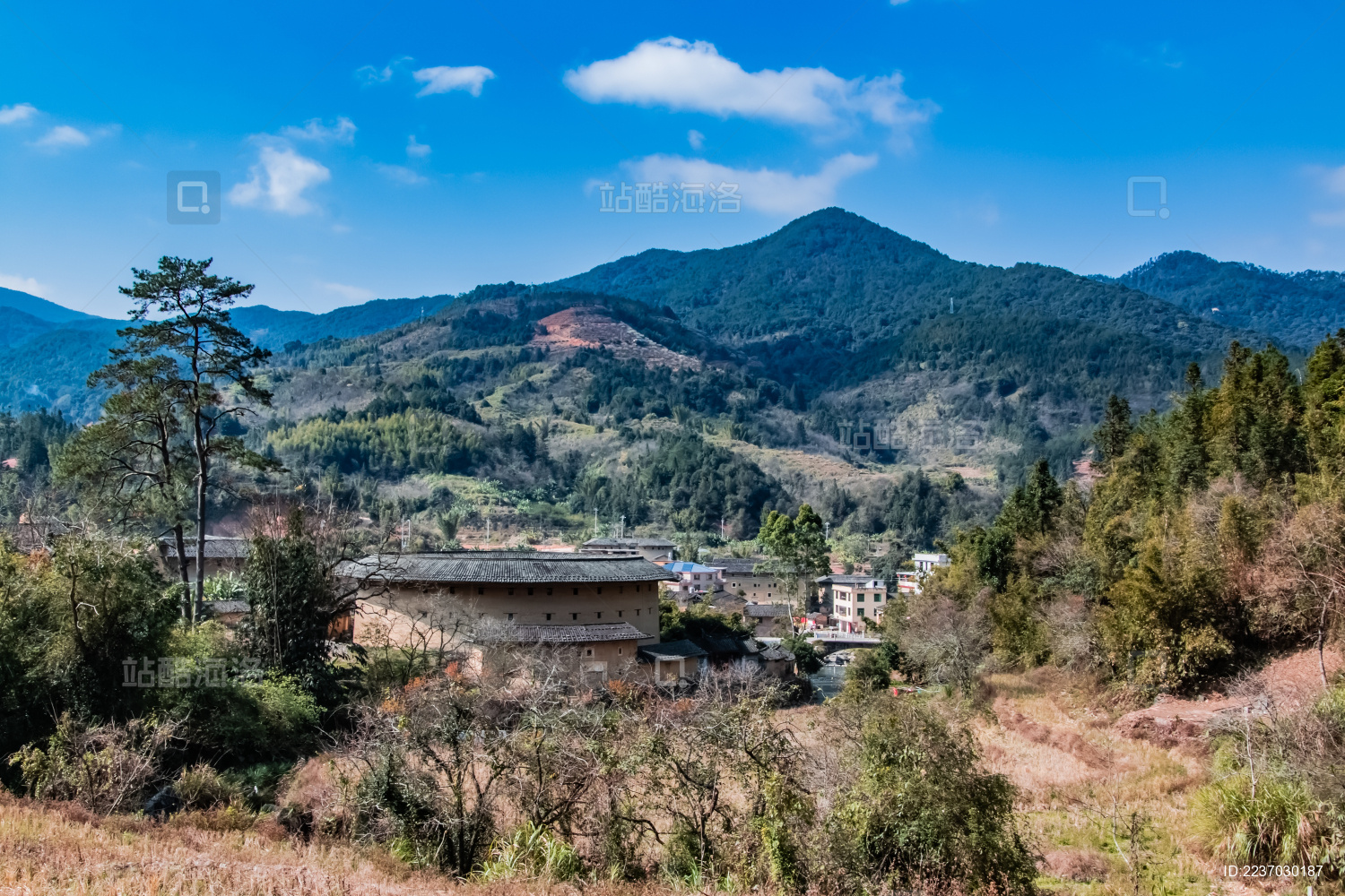 福建省龙岩市永定区湖坑镇新南村衍香楼圆型土楼建筑景观