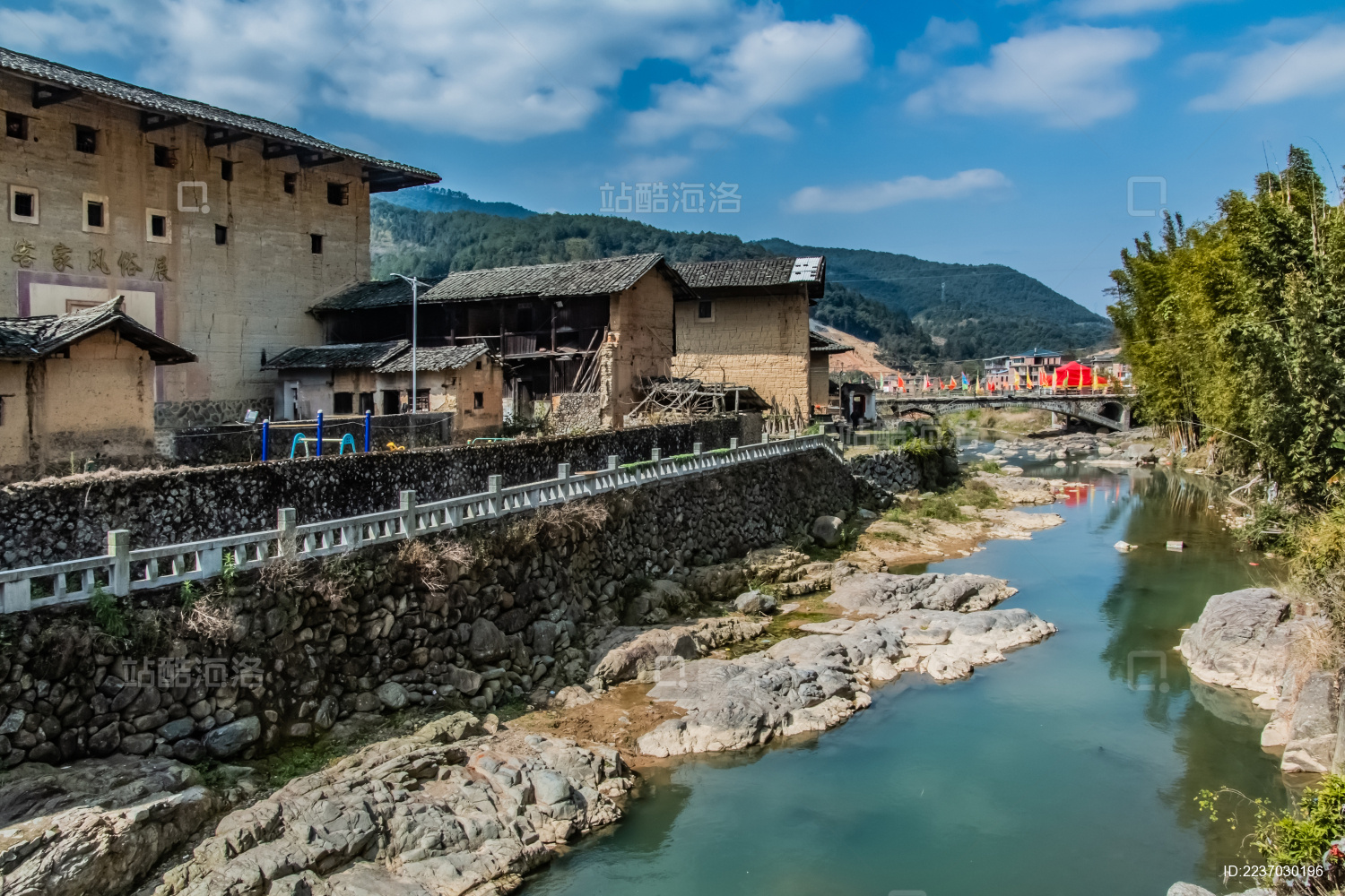 福建省龙岩市永定区湖坑镇南溪村土楼群建筑景观