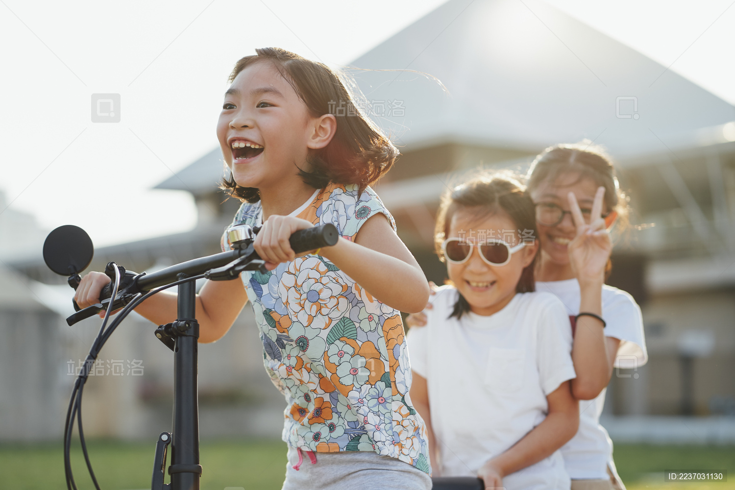小女孩们开心在一起骑脚车玩乐