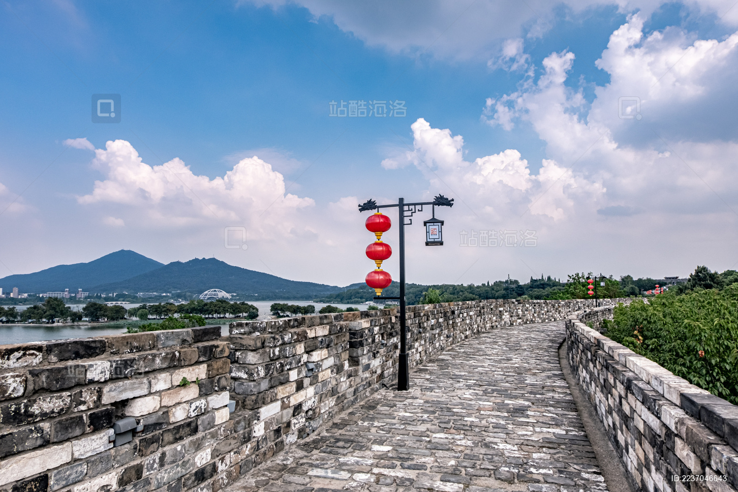 晴天下中国南京明代城墙和大红灯笼