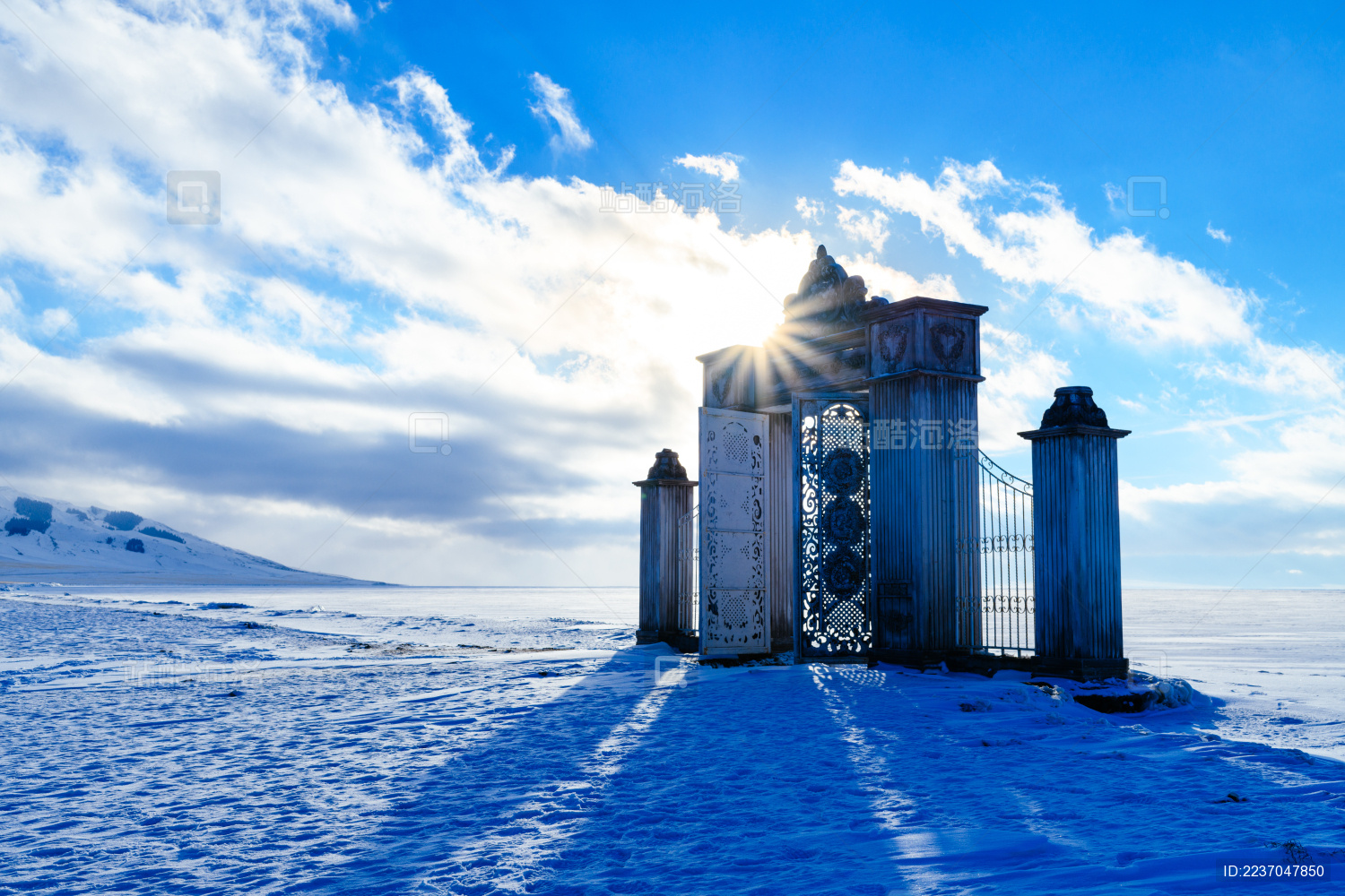冬季积雪的中国新疆赛里木湖边的建筑