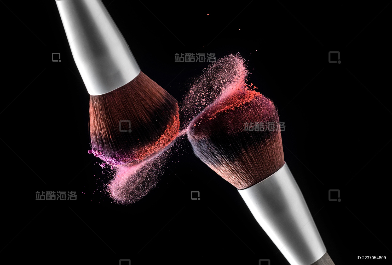 沾满粉底的化妆刷在黑色背景下相碰一瞬间