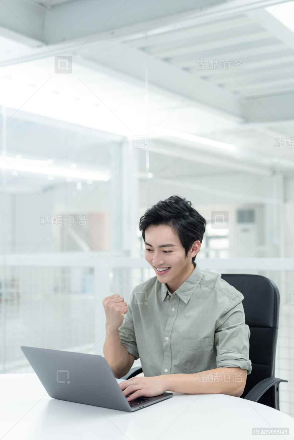 亚洲商务人士在办公室