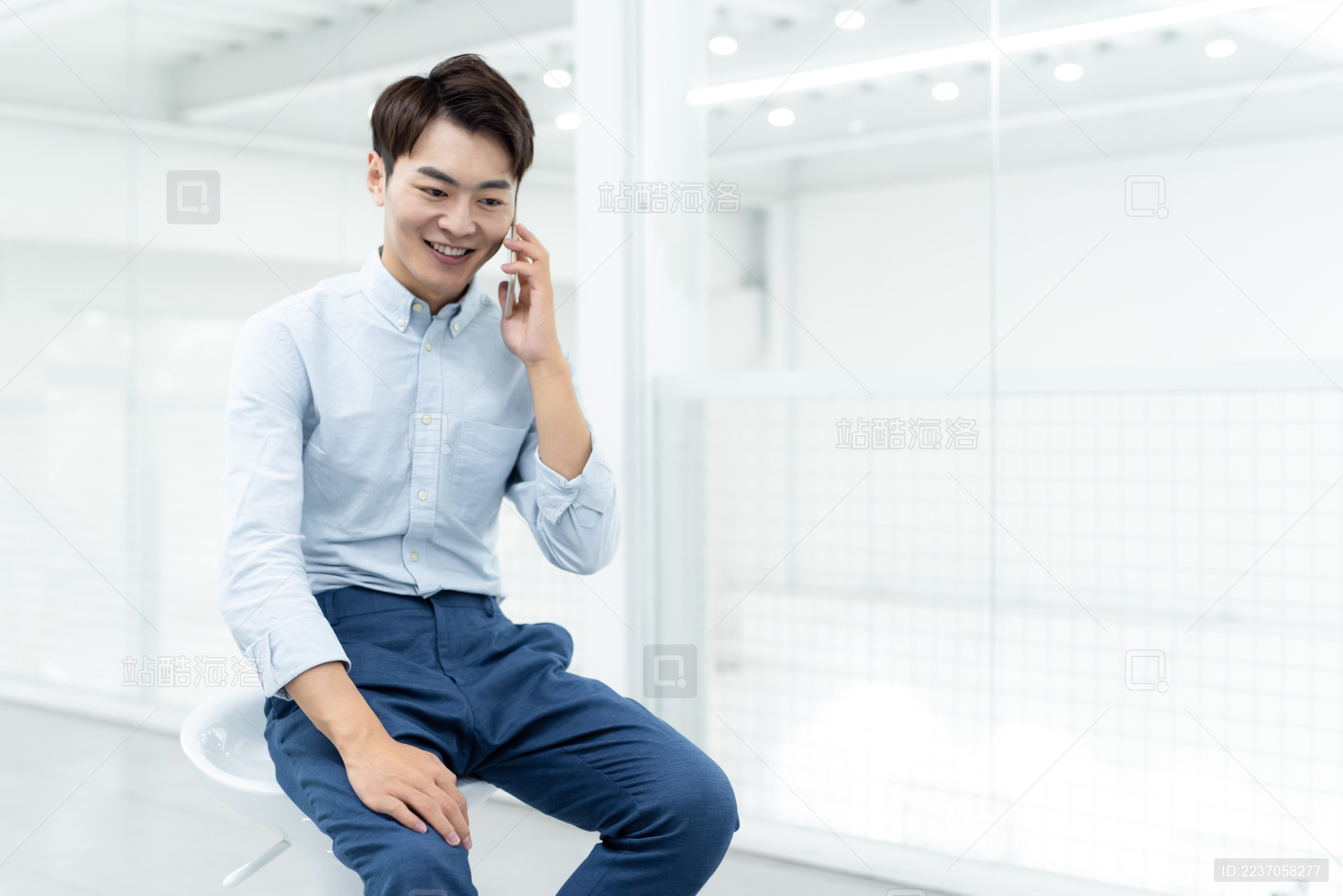 亚洲商务人士在办公室