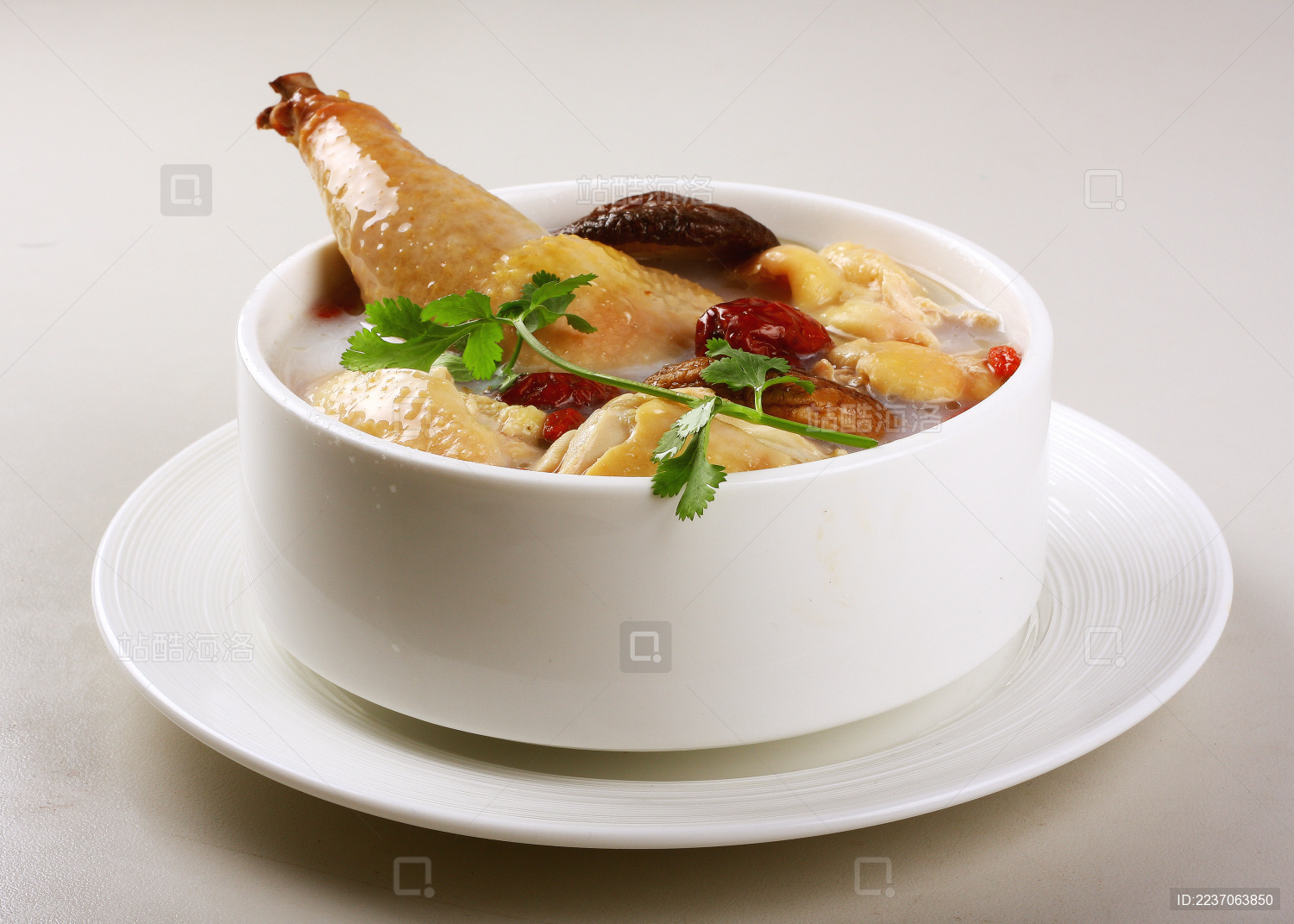 老鸭汤最简单的做法，汤鲜味美酸香爽口，好喝不上火，三碗不够喝_萝卜