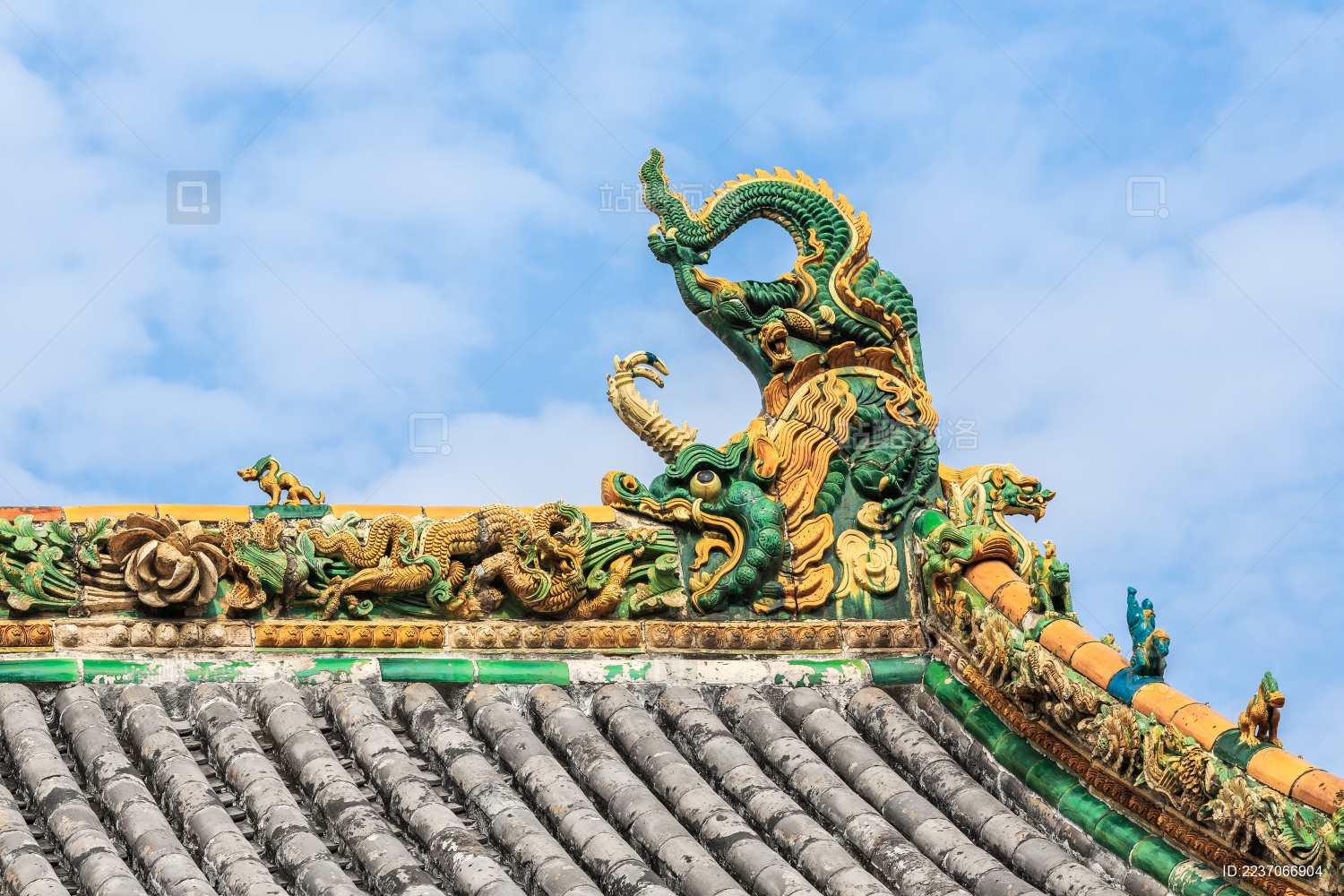 中国山西省临汾市洪洞县广胜寺古建筑彩色琉璃鸱吻