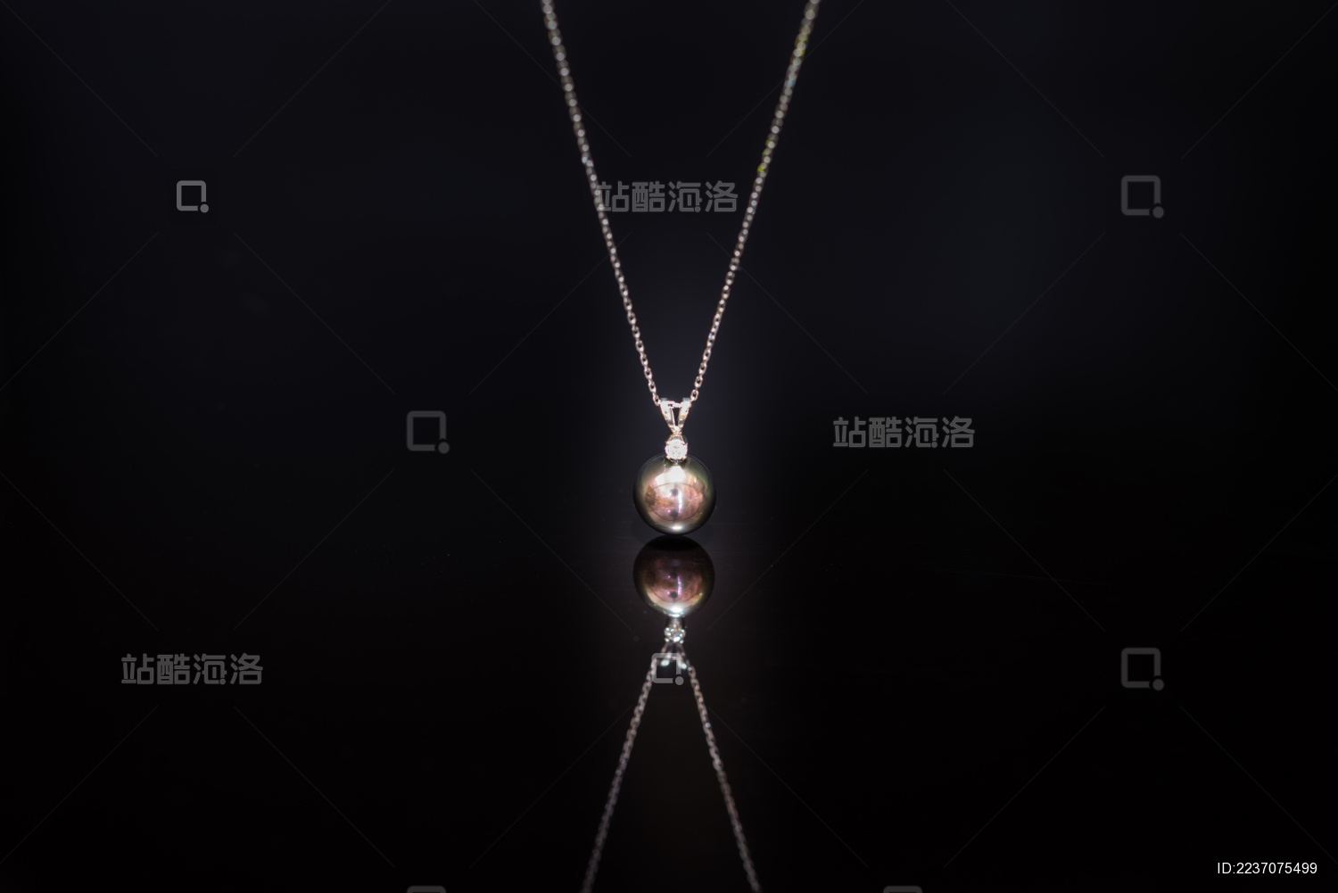 黑色背景上的珍珠项链特写