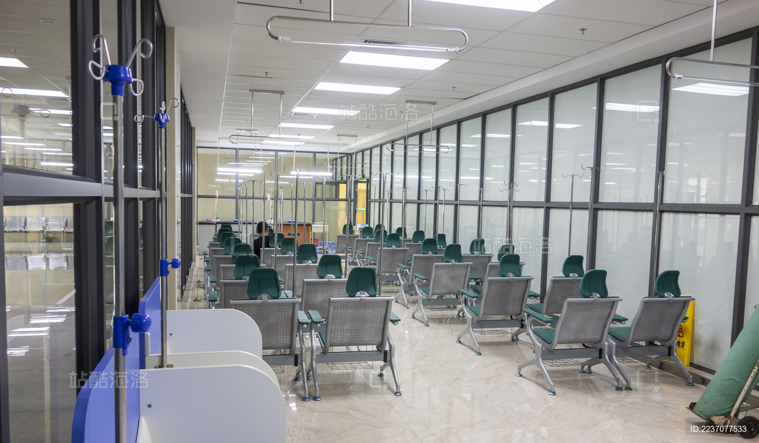 医院里宽敞的输液室里放着很多座椅