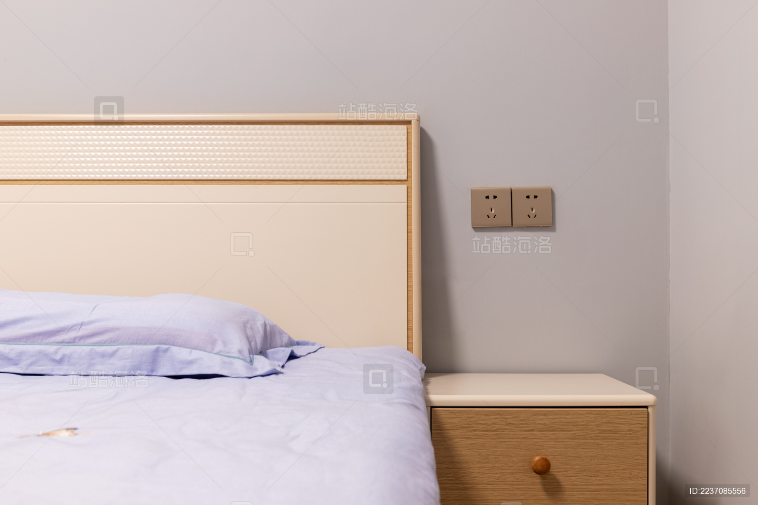 卧室房间里的现代家具木床