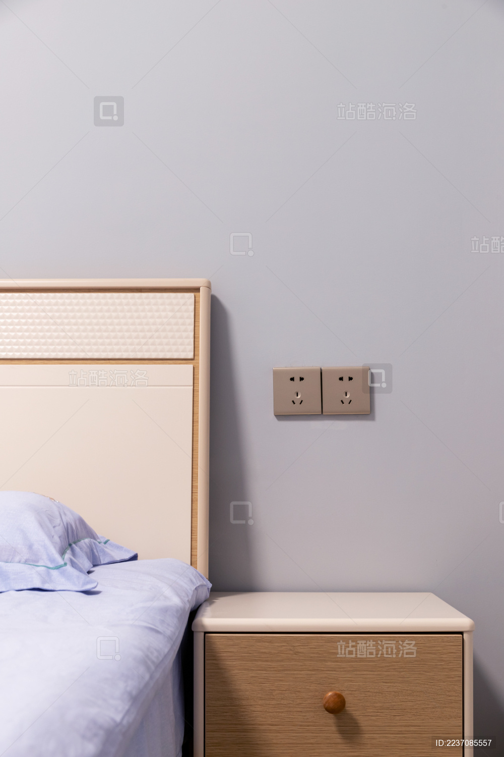 卧室房间里的现代家具木床