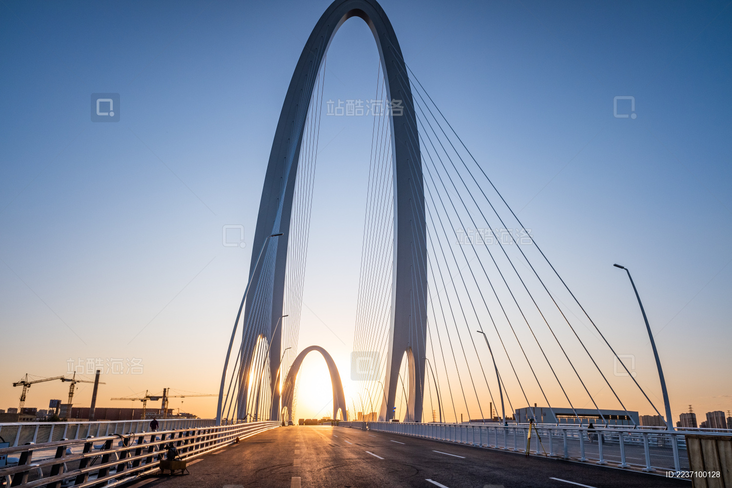 建设中的北京长安街公路大桥日出时分