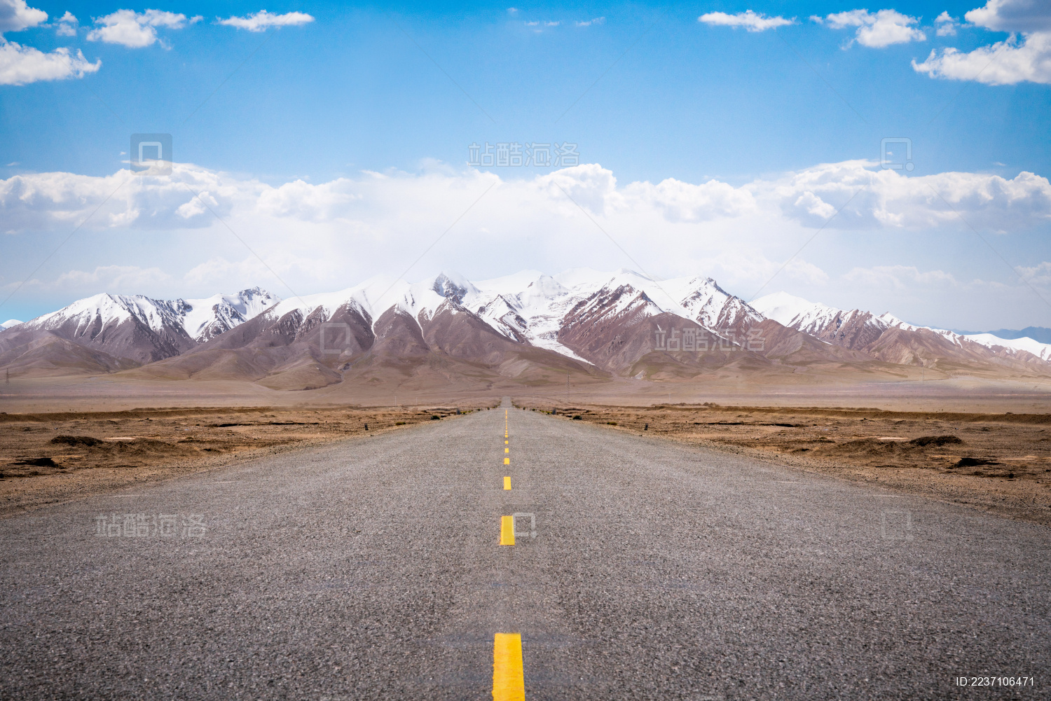 2020年新年中国青海道路公路高速马路公路上笔直的公路且对面是一个高高的雪山风景风光2020年新开始