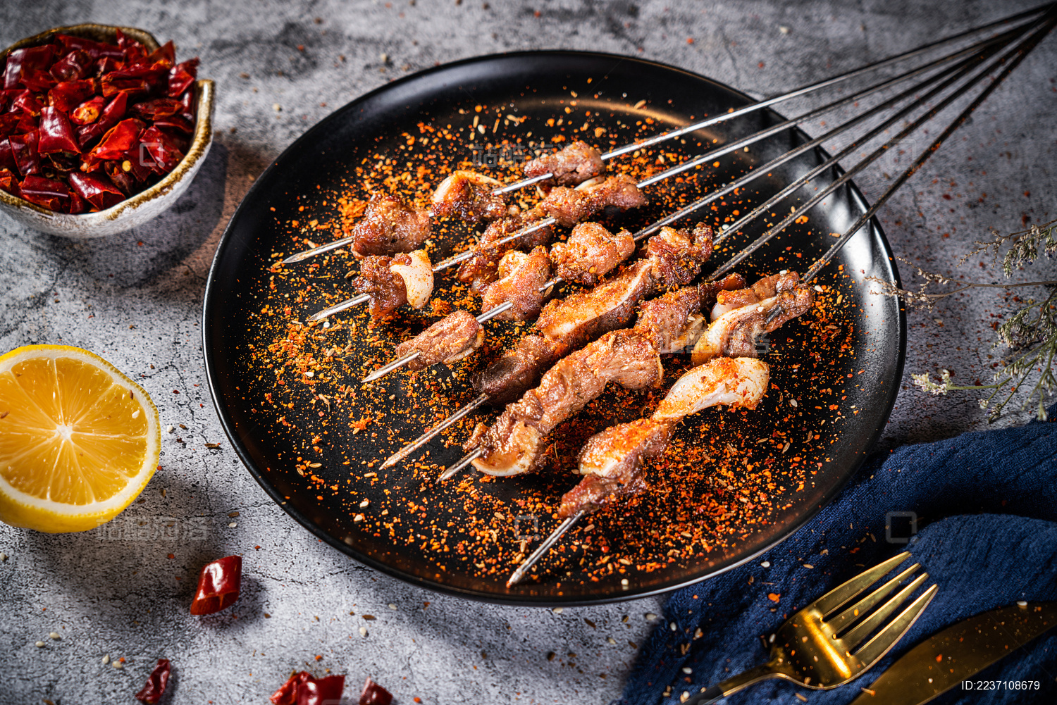 深色背景下放在盘子里的烤羊肉脆骨