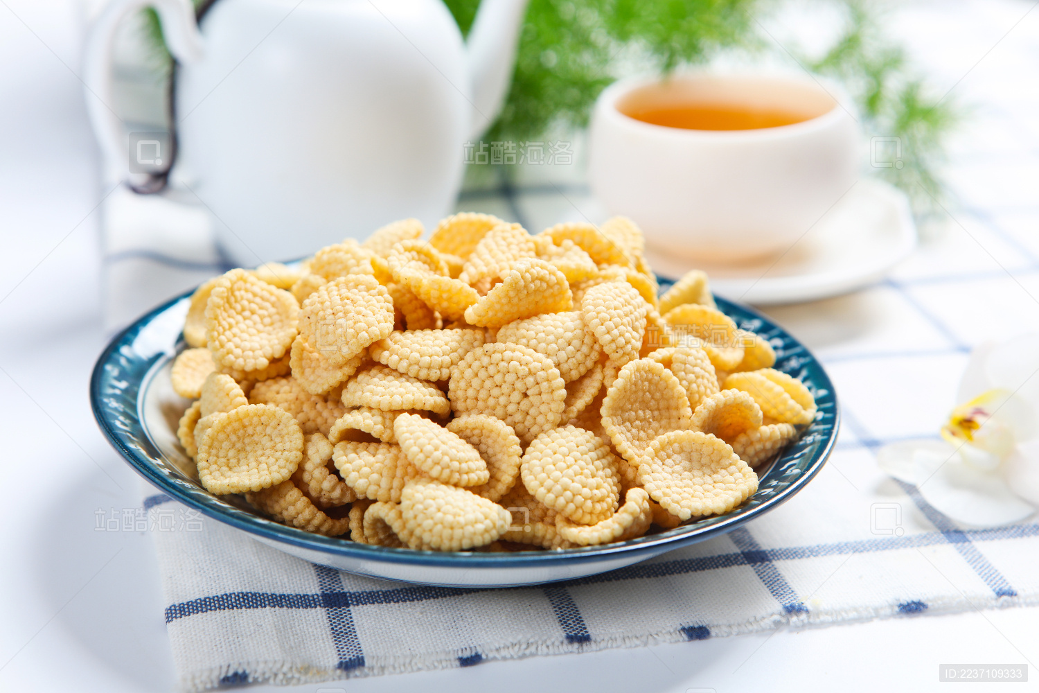 休闲零食小吃酥脆可口的小米煎饼