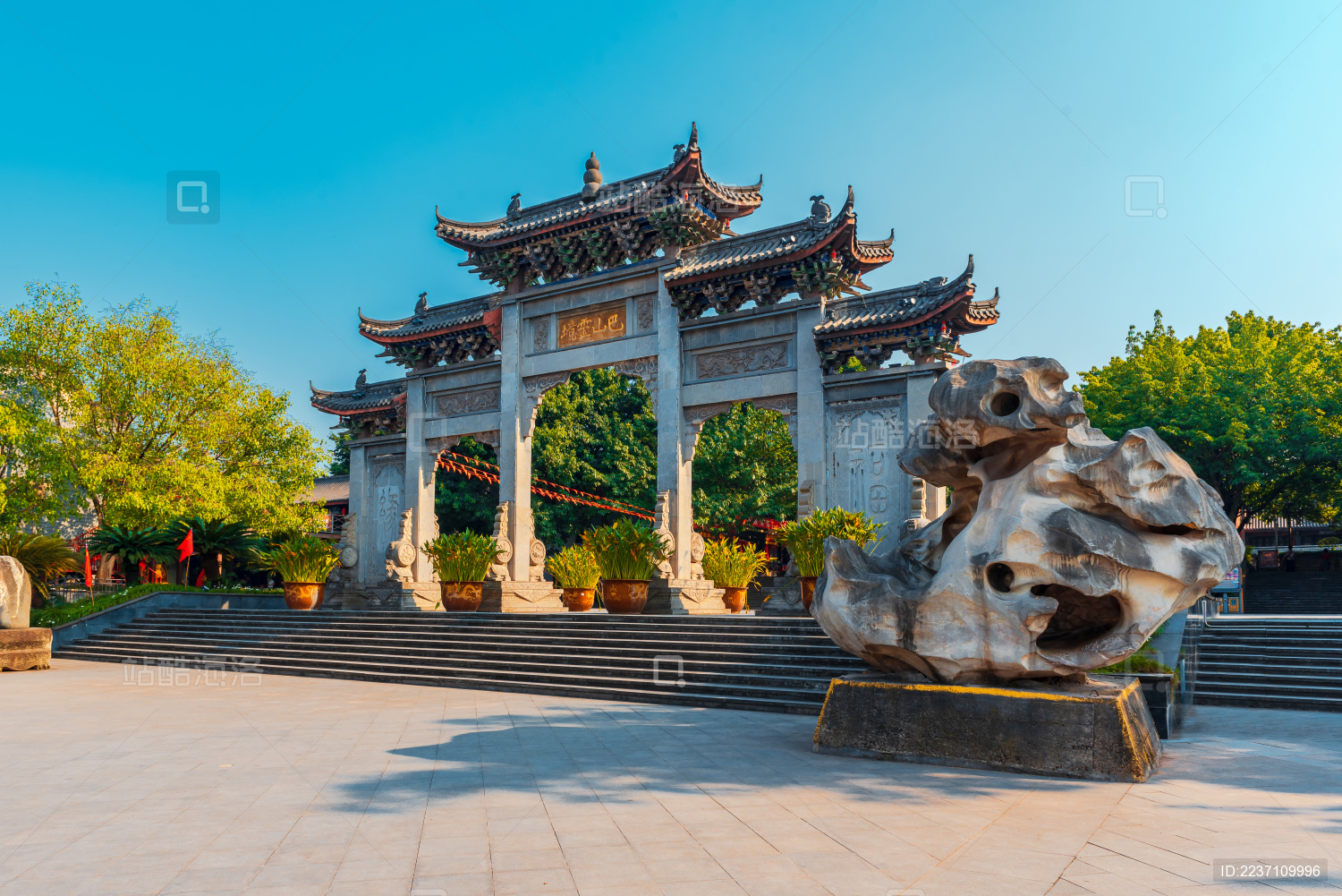 蓝天下的中国重庆华岩寺大门