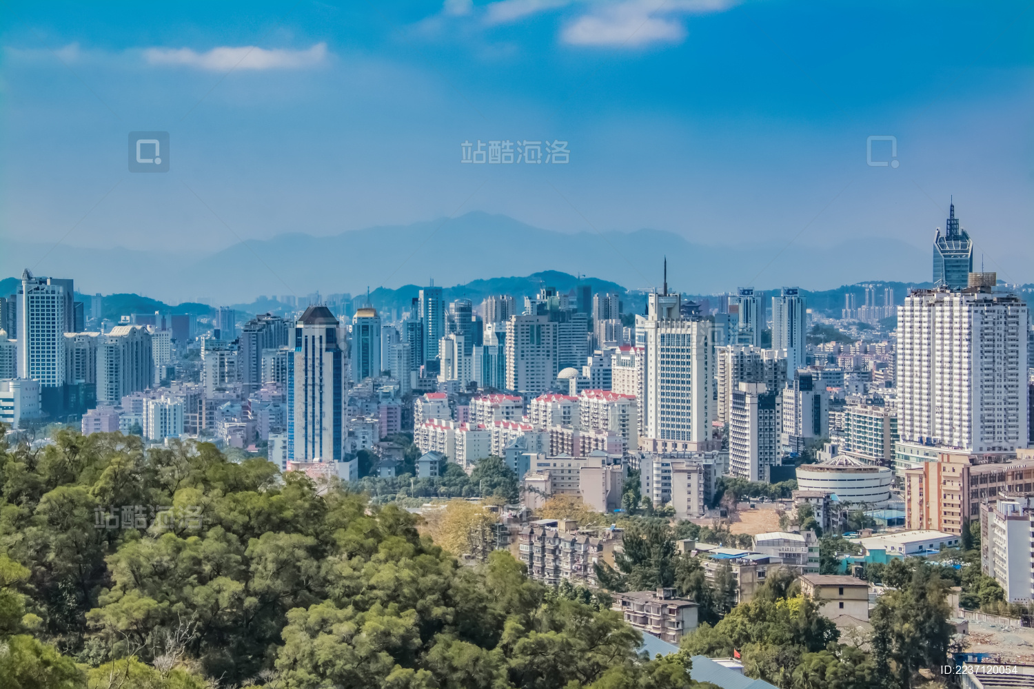 中国福建省福州市城区高楼建筑日光环境景观   