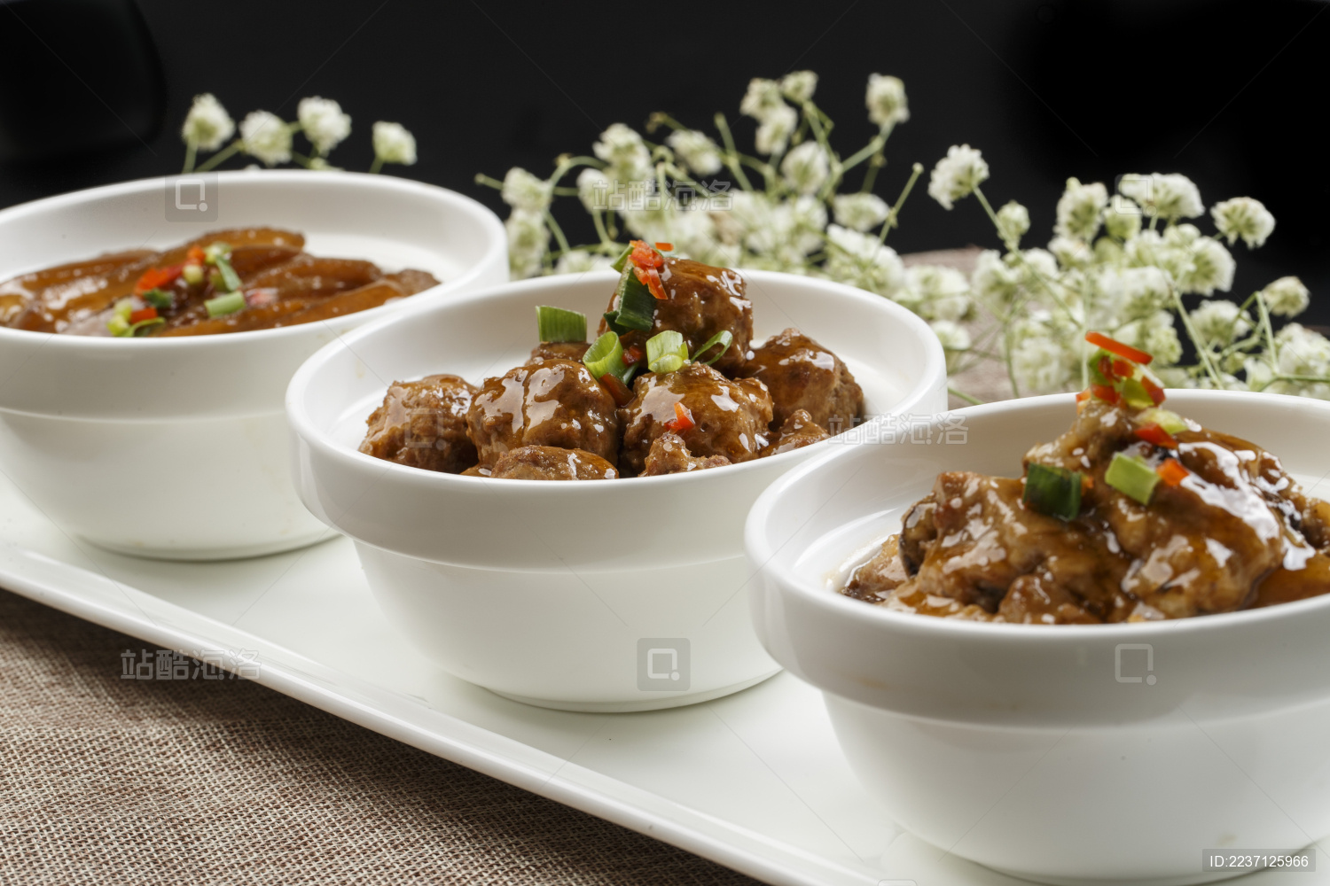 白色瓷碗装的红烧三碗（扣肉 丸子 酥肉）