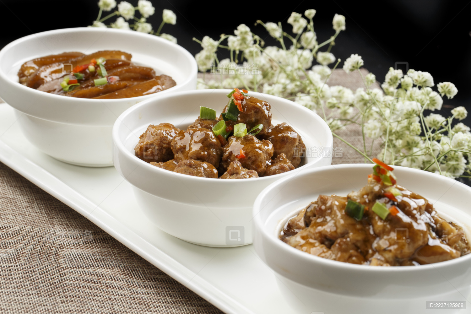 白色瓷碗装的红烧三碗（扣肉 丸子 酥肉）