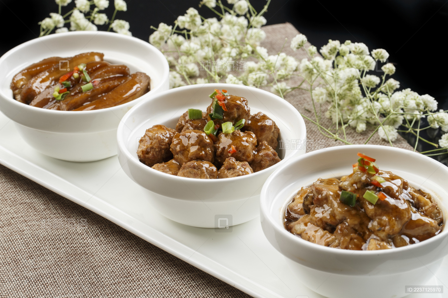 白色瓷碗装的红烧三碗（扣肉 丸子 酥肉）