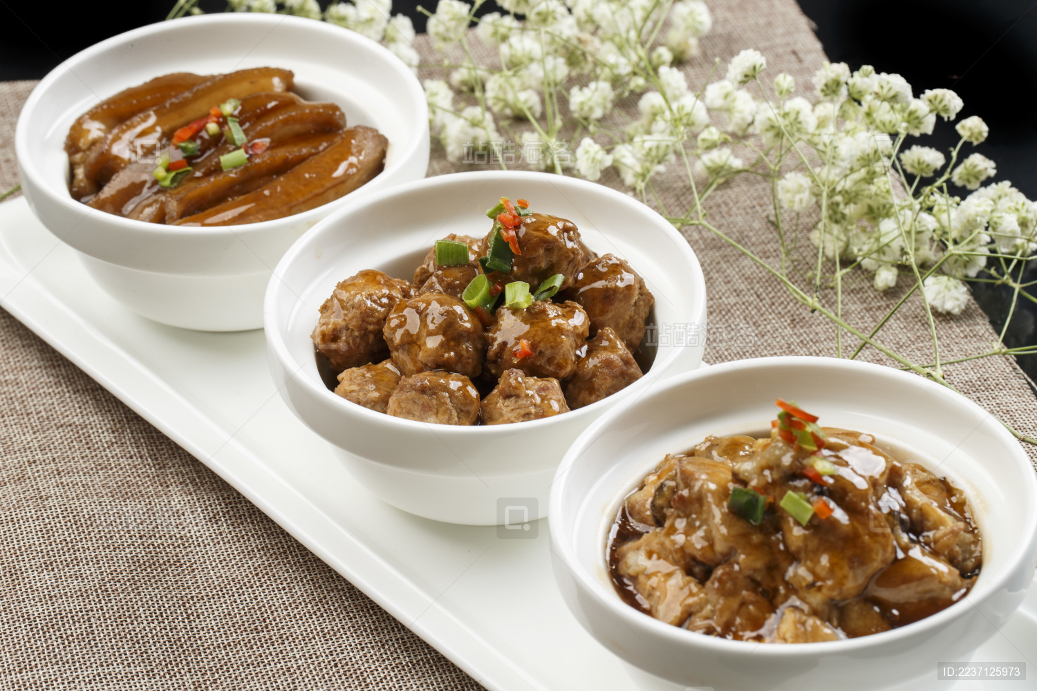 白色瓷碗装的红烧三碗（扣肉 丸子 酥肉）