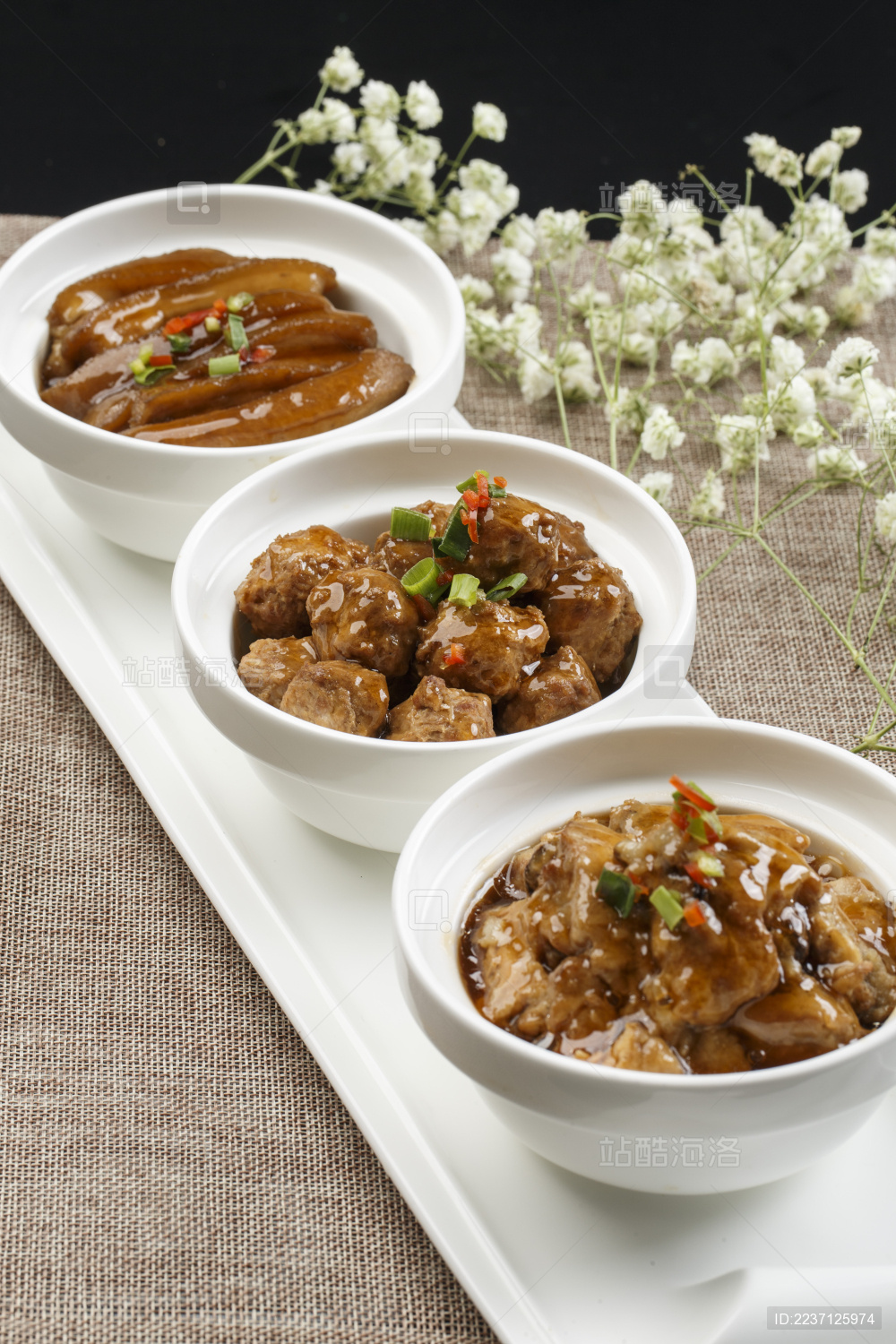白色瓷碗装的红烧三碗（扣肉 丸子 酥肉）