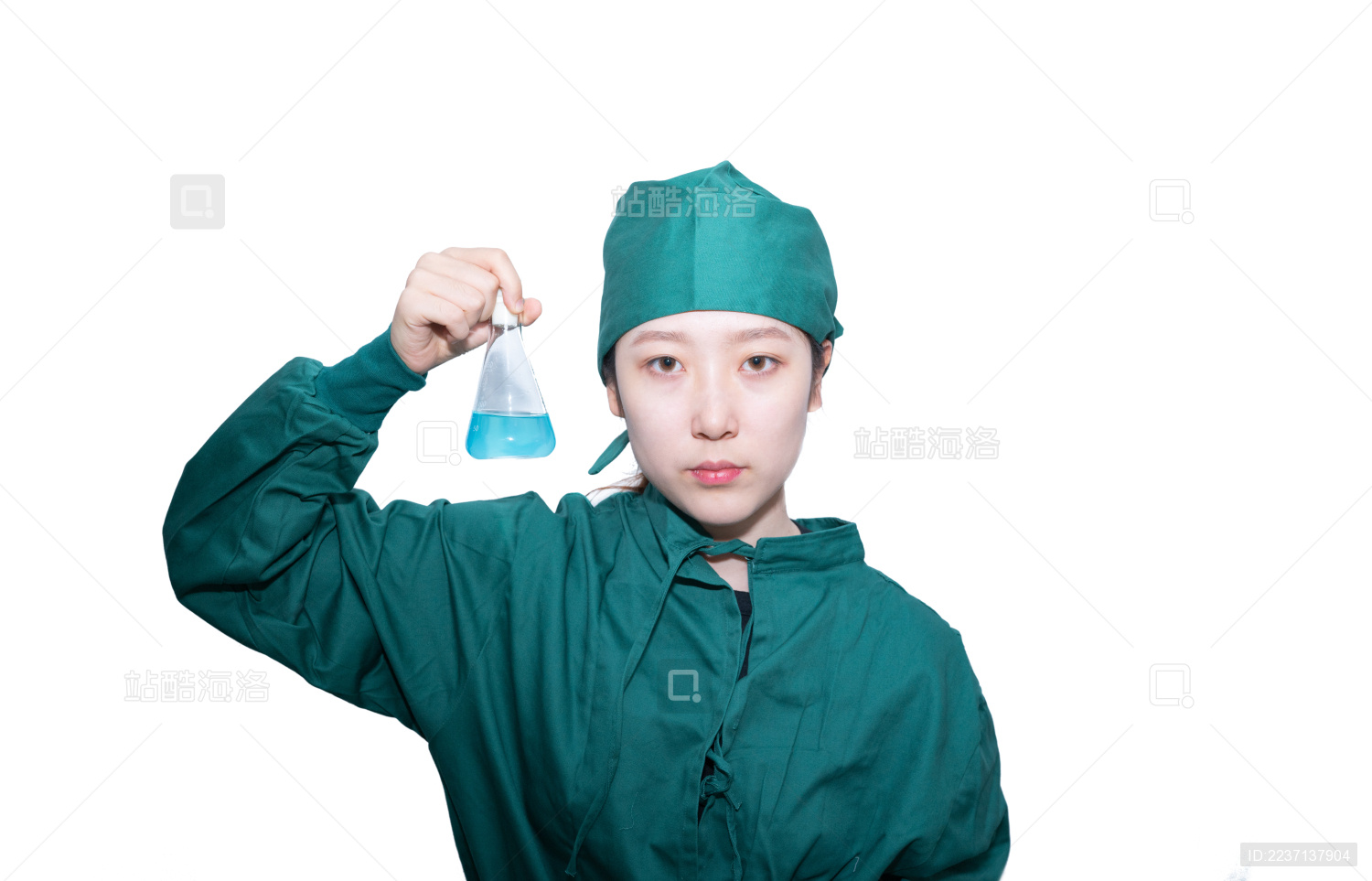 一个美女医生穿着绿色手术研究防护服拿着试剂缩口瓶进行生物研发试验白色背景棚拍