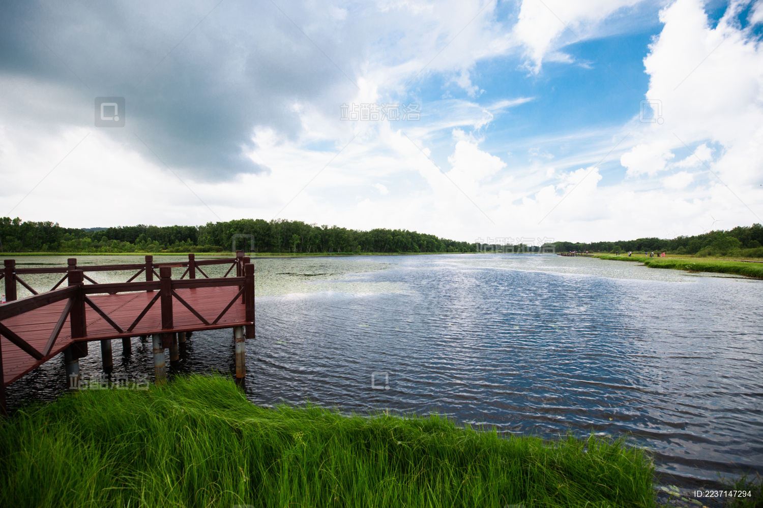 中国河北省承德市御道口太阳湖边栈道