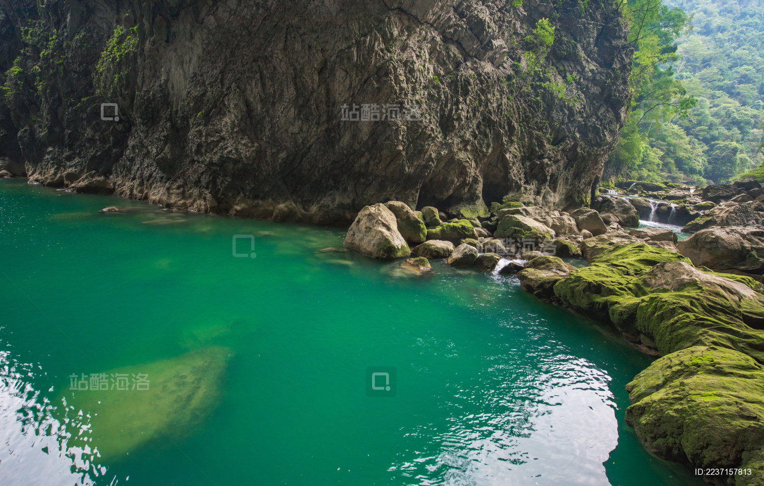 中国贵州黔南荔波县大七孔景区内的溪谷风光