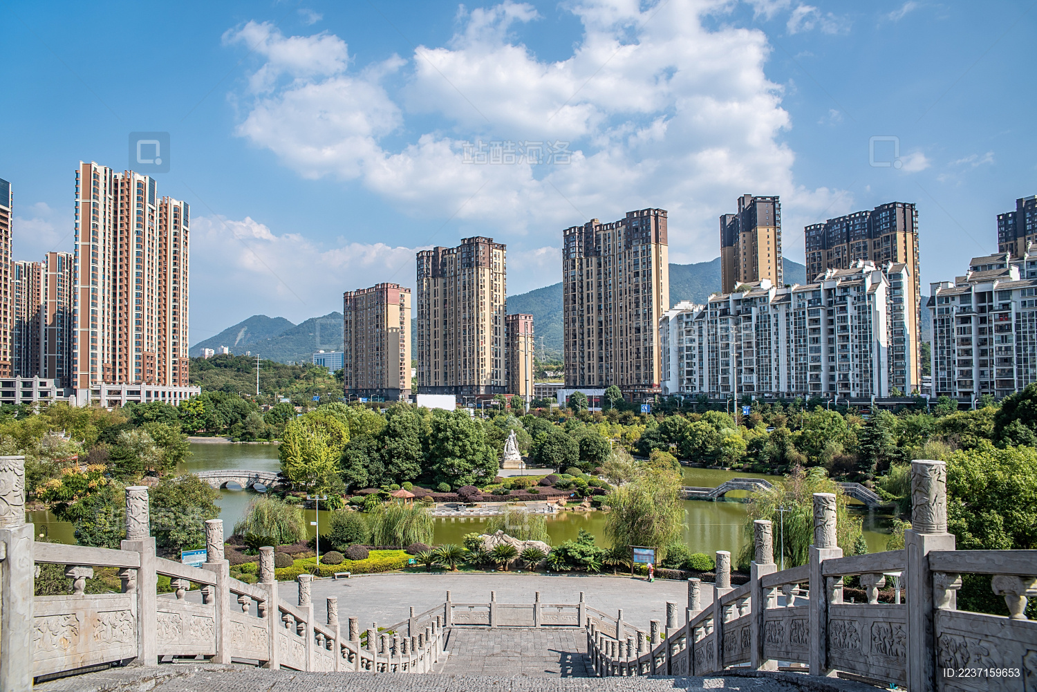 中国湖南省郴州市爱莲湖公园周边的高层住宅建筑