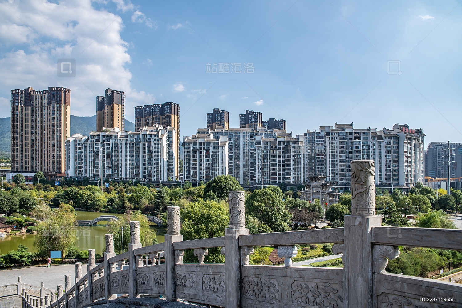 中国湖南省郴州市郴江河上的拱桥清风桥和高层住宅建筑