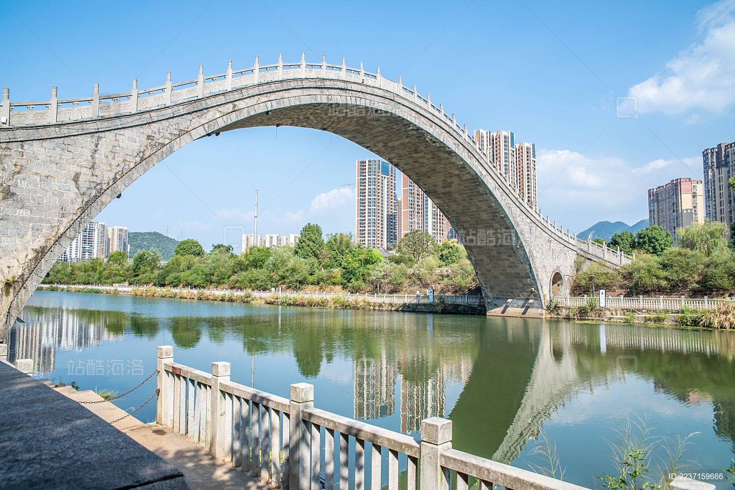 中国湖南省郴州市爱莲湖公园的复古拱桥清风桥