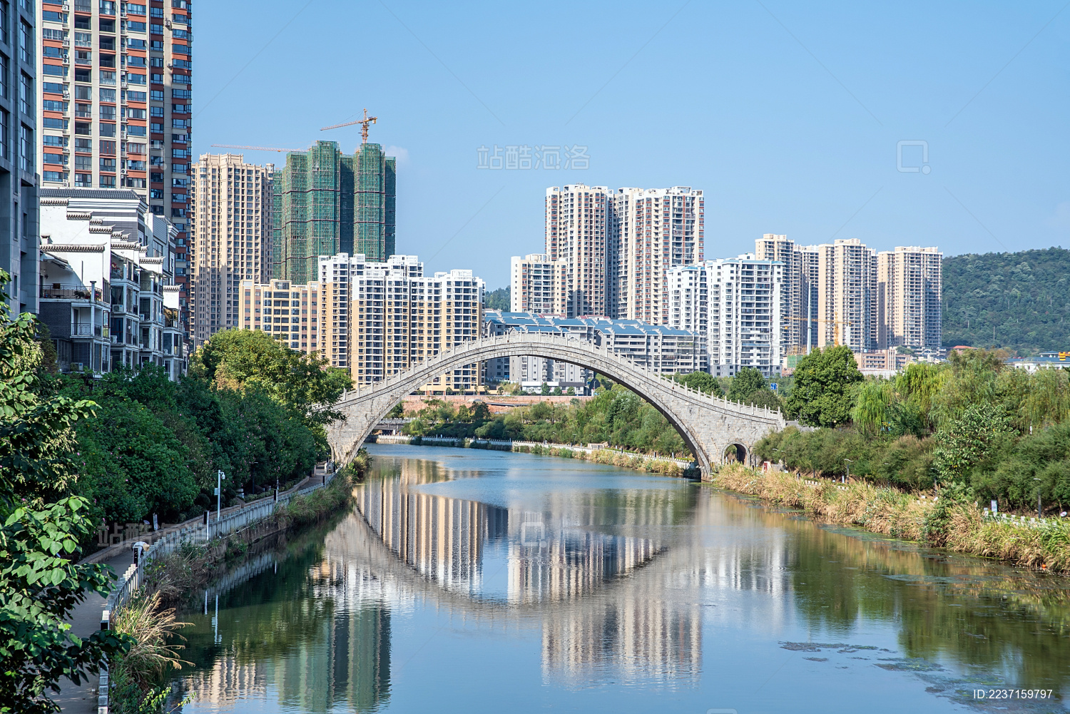 中国湖南省郴州市爱莲湖公园的复古拱桥清风桥