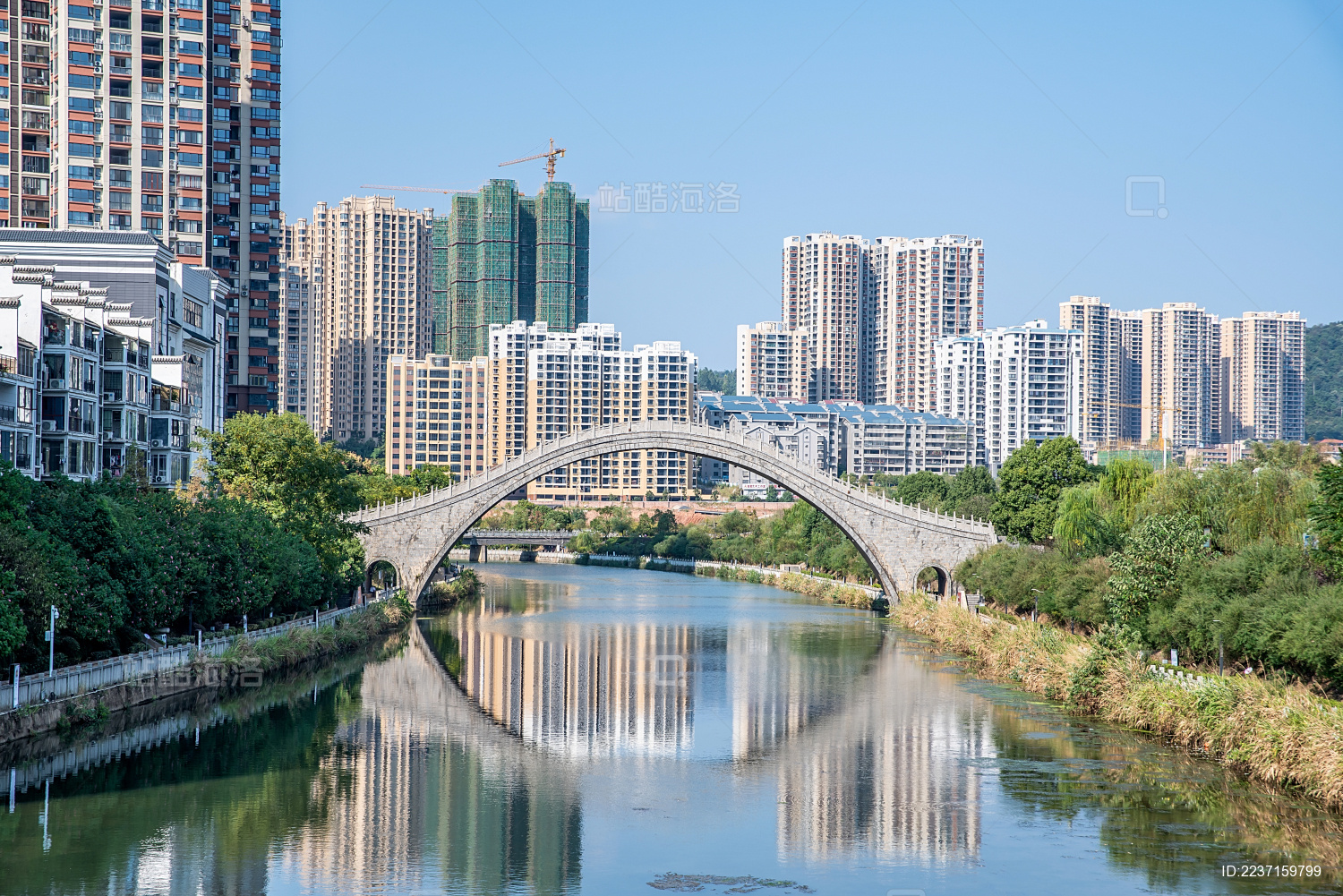 中国湖南省郴州市郴江河岸风光