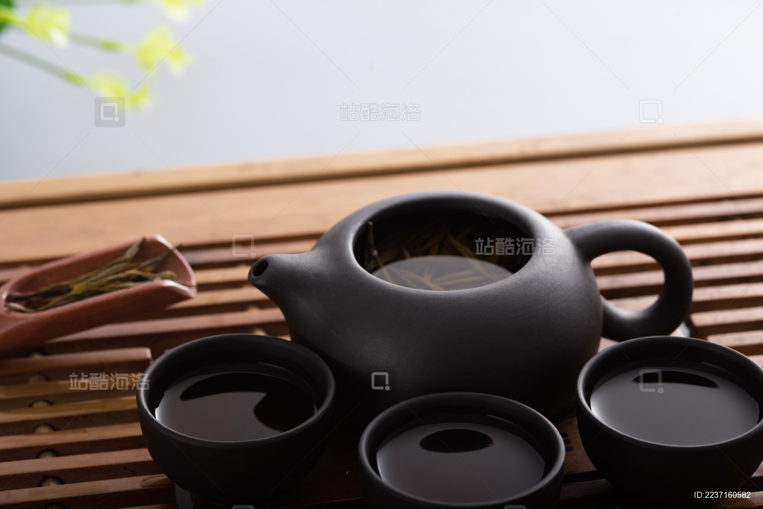 茶盘上放着茶具一套茶杯茶壶泡好的茶