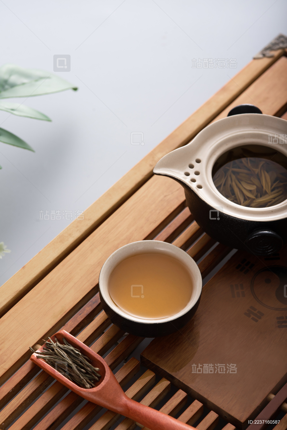 茶盘上放着茶杯茶壶泡好的茶干茶叶