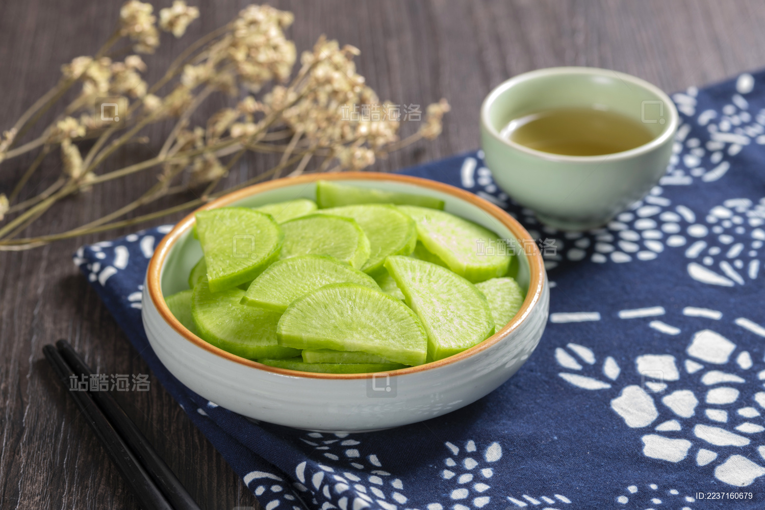 保健蔬菜青萝卜片盛放在盘子中摆放在桌面上