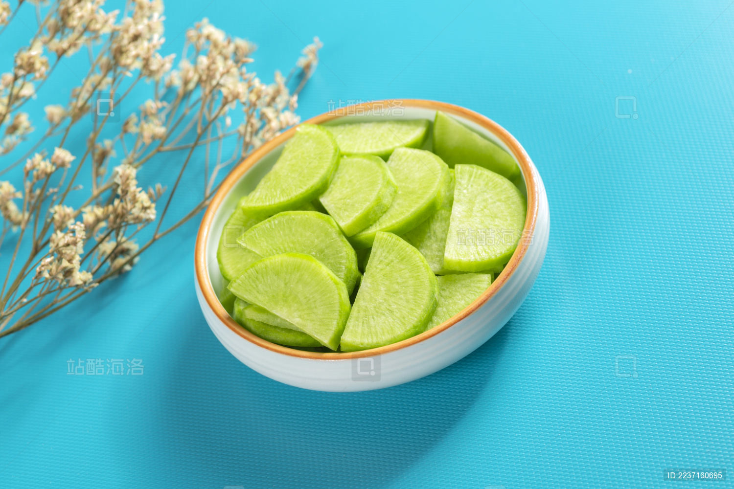 保健蔬菜青萝卜片盛放在盘子中摆放在桌面上