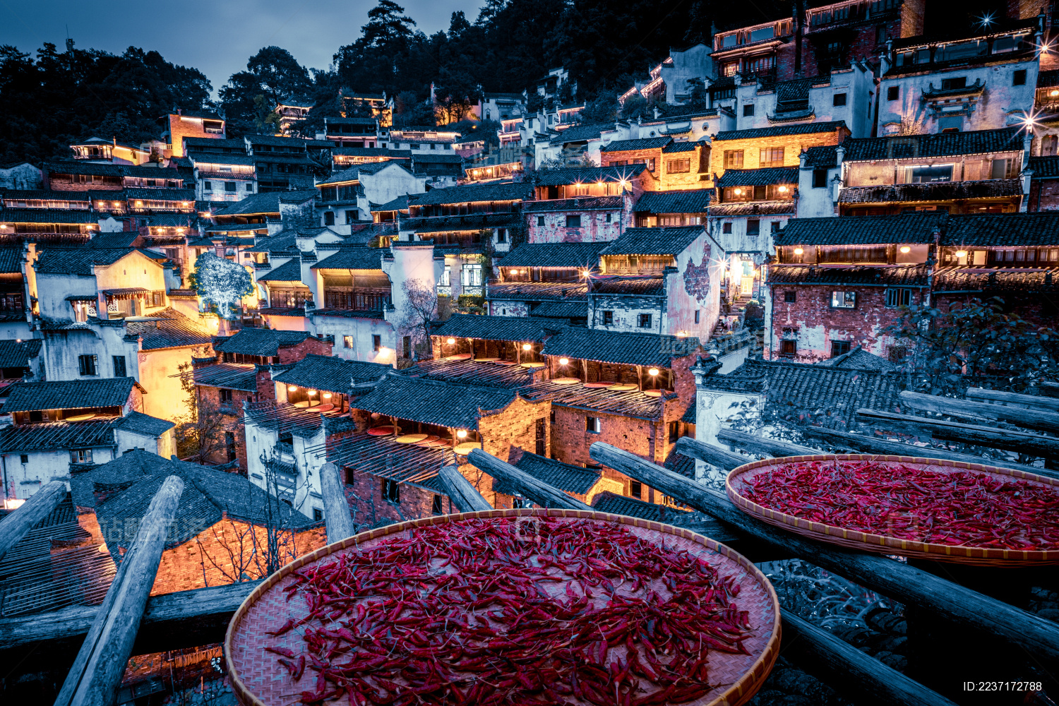 中国江西上饶婺源篁岭徽式建筑夜景