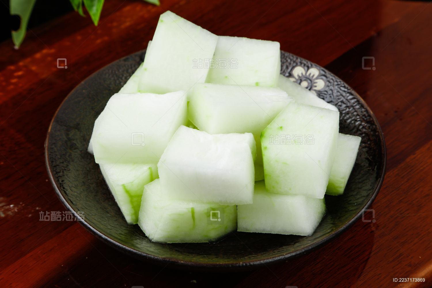 木底上碗里装着的新鲜冬瓜切块